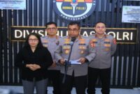 Kadivhumas Polri Irjen Johnny Eddizon Isir dalam keterangan resminya saat pengumuman perombakan jajaran pimpinan daerah dan Mabes Polri. Sebanyak 108 personel, termasuk 9 Kapolda dan perwira Polwan, mendapatkan penugasan baru pada Mei 2026