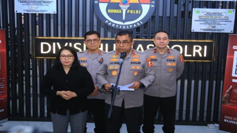 Kadivhumas Polri Irjen Johnny Eddizon Isir dalam keterangan resminya saat pengumuman perombakan jajaran pimpinan daerah dan Mabes Polri. Sebanyak 108 personel, termasuk 9 Kapolda dan perwira Polwan, mendapatkan penugasan baru pada Mei 2026