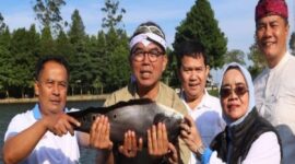 Sekda Kabupaten Bogor Ajat Rochmat Jatnika menghadiri kegiatan Budaya Ngalokat Cai di Talaga Saat, Cisarua, Jumat (5/6), yang diisi berbagai aksi konservasi lingkungan seperti pelepasan ribuan ikan, pelepasliaran burung, penanaman pohon, dan pengukuhan Kampung Ramah Lingkungan.