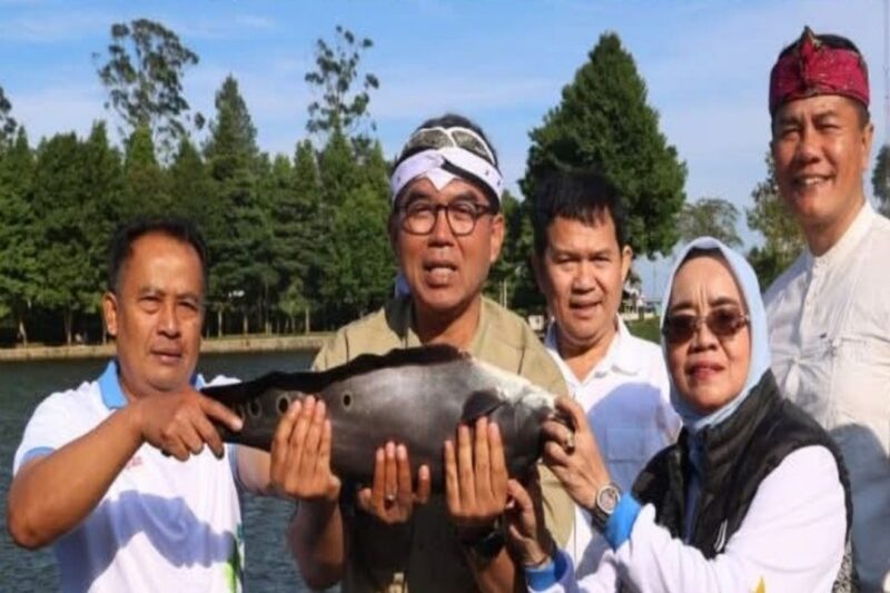 Sekda Kabupaten Bogor Ajat Rochmat Jatnika menghadiri kegiatan Budaya Ngalokat Cai di Talaga Saat, Cisarua, Jumat (5/6), yang diisi berbagai aksi konservasi lingkungan seperti pelepasan ribuan ikan, pelepasliaran burung, penanaman pohon, dan pengukuhan Kampung Ramah Lingkungan.