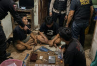 Kepolisian Sektor Palas amankan tiga orang tersangka jaringan peredaran narkotika.