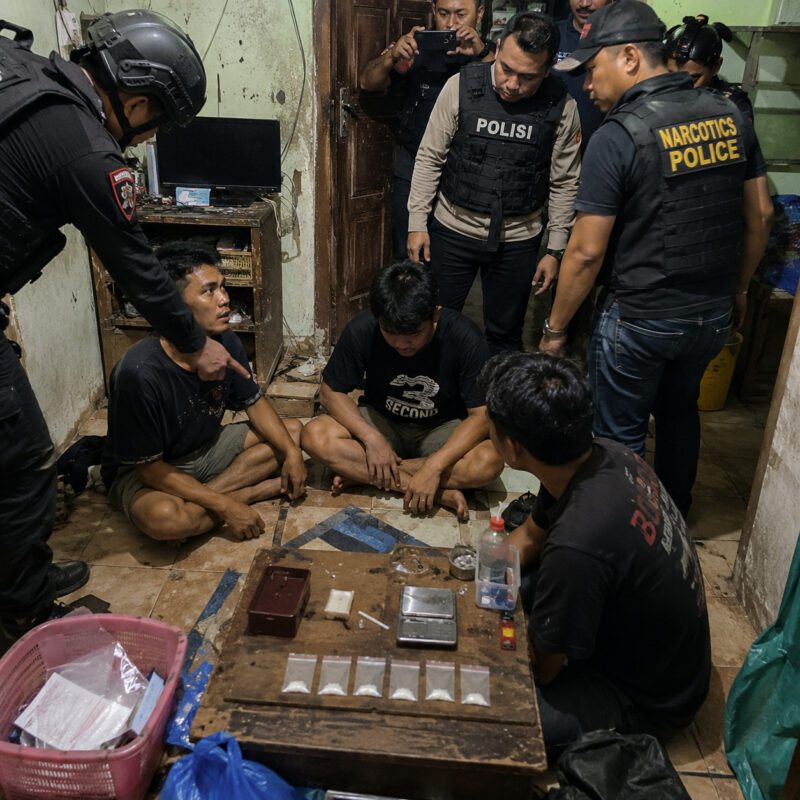 Kepolisian Sektor Palas amankan tiga orang tersangka jaringan peredaran narkotika.