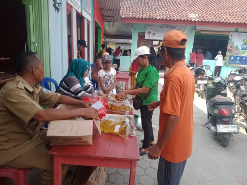 Pemdes Legundi menyalurkan bantuan pangan beras Bulog untuk para PBP periode Februari - Maret 2026.