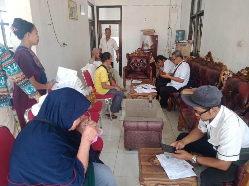 Pemdes Sidoluhur salurkan bantuan pangan beras kepada masyarakat dari Badan Pangan Nasional melalui Bulog.