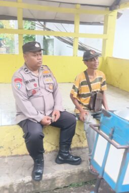Sambangi Pedagang Keliling, Bhabinkamtibmas Desa Galudra Ajak Warga Aktif Jaga Kamtibmas