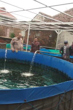 Babinkamtibmas Polsek Bangil Dampingi Warga Tambakan Kembangkan Budidaya Lele di Pekarangan