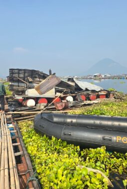 Respons Cepat Satpolairud Polres Purwakarta Tangani Kebakaran Keramba Jaring Apung di Waduk Jatiluhur