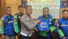 Polda Lampung gelar bakti sosial dan edukasi keselamatan berlalulintas bagi komunitas ojol di Bandar Lampung.
