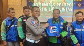 Polda Lampung gelar bakti sosial dan edukasi keselamatan berlalulintas bagi komunitas ojol di Bandar Lampung.