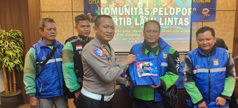 Polda Lampung gelar bakti sosial dan edukasi keselamatan berlalulintas bagi komunitas ojol di Bandar Lampung.