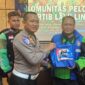 Polda Lampung gelar bakti sosial dan edukasi keselamatan berlalulintas bagi komunitas ojol di Bandar Lampung.