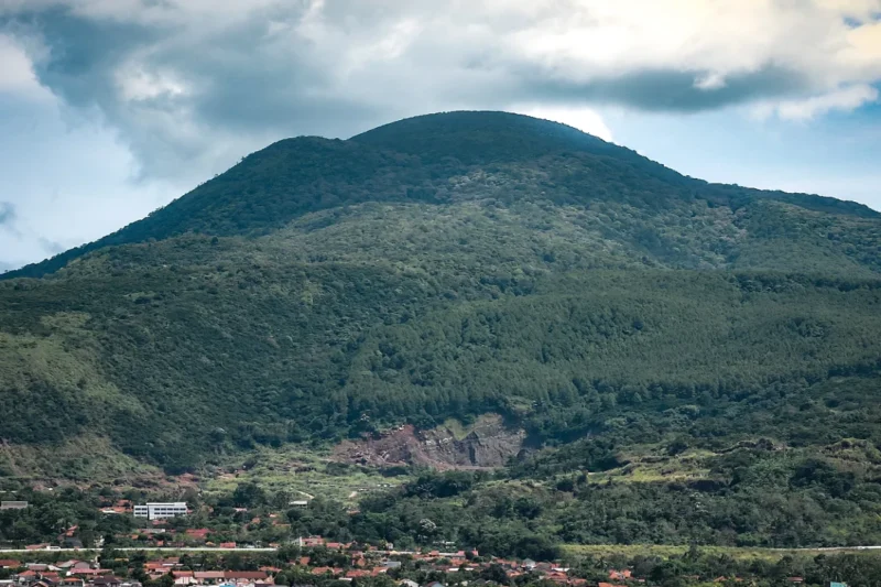Anggota Komisi XII DPR RI Fraksi PKS Ateng Sutisna meminta pemerintah menghentikan sementara seluruh tahapan pengembangan panas bumi Gunung Tampomas hingga ada kepastian cadangan, keamanan lingkungan, dan penerimaan masyarakat
