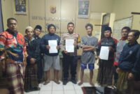 Tersangka berinisial DJ (32) menggunakan celana pendek berwarna biru (Dok. Polsek Wanaraja)