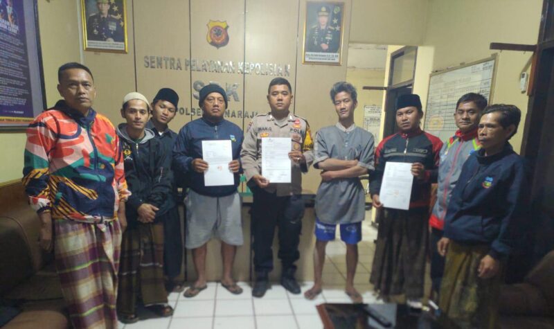 Tersangka berinisial DJ (32) menggunakan celana pendek berwarna biru (Dok. Polsek Wanaraja)