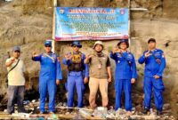 Jajaran personil Polda Lampung memasang papan imbauan di kawasan Gunung Anak Krakatau agar diketahui masyarakat dan wisatawan sebagai langkah antisipasi