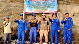 Jajaran personil Polda Lampung memasang papan imbauan di kawasan Gunung Anak Krakatau agar diketahui masyarakat dan wisatawan sebagai langkah antisipasi