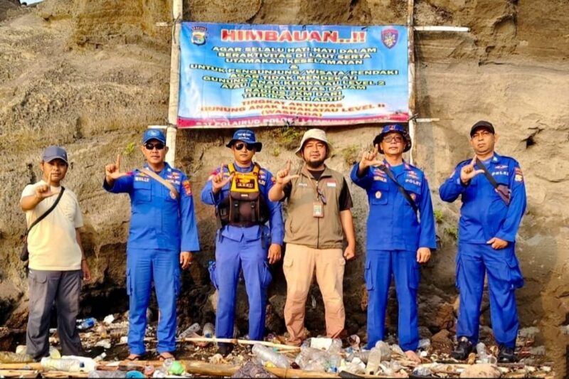 Jajaran personil Polda Lampung memasang papan imbauan di kawasan Gunung Anak Krakatau agar diketahui masyarakat dan wisatawan sebagai langkah antisipasi
