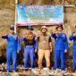 Jajaran personil Polda Lampung memasang papan imbauan di kawasan Gunung Anak Krakatau agar diketahui masyarakat dan wisatawan sebagai langkah antisipasi