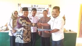 Serah Terima Jabatan (Sertijab) Kepala Sekolah SDN Semana dari Bapak Tukirin, S.Pd ke Bapak Sugiyono S.Pd.SD yang telah memasuki masa pensiun