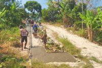 Warga Dusun Damar Jaya RW 09 Desa Legundi Kecamatan Ketapang perbaiki jalan kabupaten secara swadaya