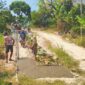Warga Dusun Damar Jaya RW 09 Desa Legundi Kecamatan Ketapang perbaiki jalan kabupaten secara swadaya