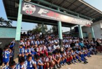 Peluncuran F21 Binangkit Football Academy di Lapangan Sepak Bola Desa Cinangka, Purwakarta, dihadiri tokoh masyarakat dan memperkenalkan program pembinaan sepak bola usia dini