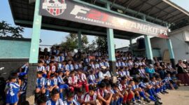 Peluncuran F21 Binangkit Football Academy di Lapangan Sepak Bola Desa Cinangka, Purwakarta, dihadiri tokoh masyarakat dan memperkenalkan program pembinaan sepak bola usia dini