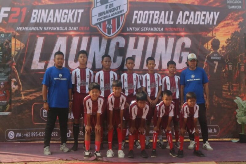 Zainul Arifin yang akrab disapa Bang Ifin, pelatih kiper F21 Binangkit Football Academy dan para pemain binaan