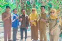 Kades Sutrisno (tengah) bersama Staf Pemerintah Kecamatan Ketapang dan PD saat Launching atau peresmian dan dimulainya pengecoran cor beton jalan lingkungan