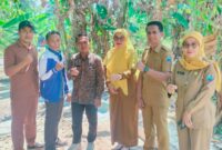 Kades Sutrisno (tengah) bersama Staf Pemerintah Kecamatan Ketapang dan PD saat Launching atau peresmian dan dimulainya pengecoran cor beton jalan lingkungan