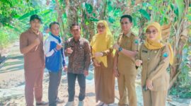 Kades Sutrisno (tengah) bersama Staf Pemerintah Kecamatan Ketapang dan PD saat Launching atau peresmian dan dimulainya pengecoran cor beton jalan lingkungan