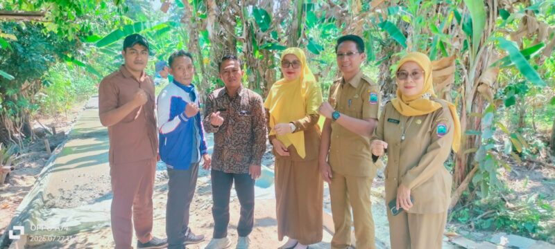 Kades Sutrisno (tengah) bersama Staf Pemerintah Kecamatan Ketapang dan PD saat Launching atau peresmian dan dimulainya pengecoran cor beton jalan lingkungan