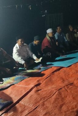 Bhabinkamtibmas Polsek Jatiluhur Hadiri Doa Bersama untuk Almarhum Sumarna, Pererat Kebersamaan dan Sampaikan Pesan Kamtibmas