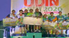 Sekretaris Jenderal DPP PKB Hasanuddin Wahid menyerahkan apresiasi kepada peserta usai partai final Cak Udin Open 2026 yang menjadi bagian dari peringatan Harlah ke-28 PKB.