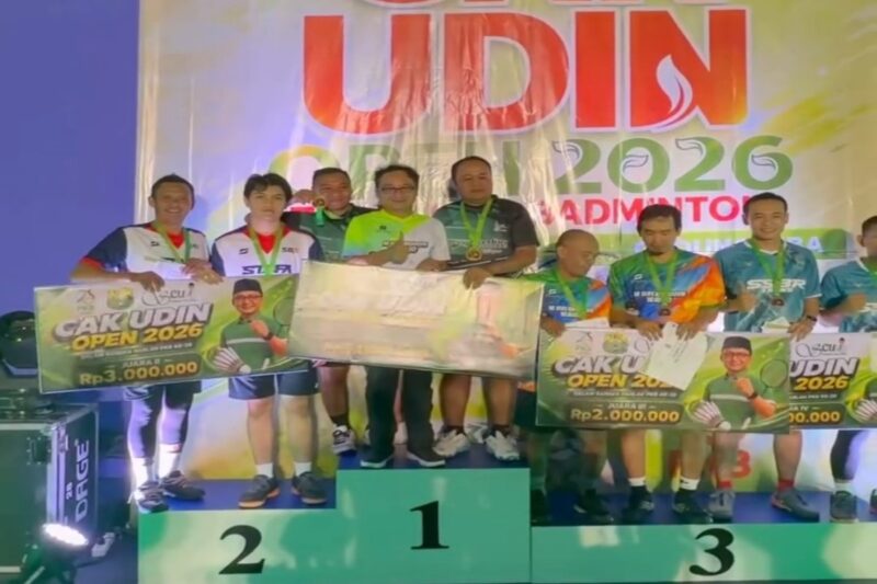 Sekretaris Jenderal DPP PKB Hasanuddin Wahid menyerahkan apresiasi kepada peserta usai partai final Cak Udin Open 2026 yang menjadi bagian dari peringatan Harlah ke-28 PKB.