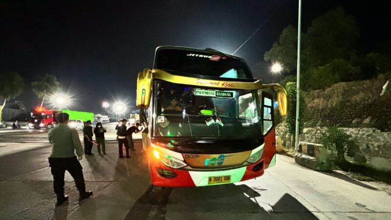 KSKP Bakauheni mengamankan 991 ekor burung tampa dilengkapi dokumen sah di dalam bagasi Bus Keramat Djati bernomor polisi B 7081 TGB