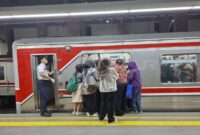Suasana kepadatan penumpang KRL Jabodetabek di stasiun pada jam sibuk kerja
