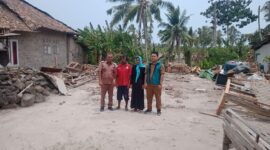 Kades Ketapang, Hamsin dampingi Tim Disperkim Lamsel melakukan kunjungan sekaligus pendataan, verifikasi dan validasi kondisi fisik rumah warga yang ambruk