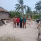 Kades Ketapang, Hamsin dampingi Tim Disperkim Lamsel melakukan kunjungan sekaligus pendataan, verifikasi dan validasi kondisi fisik rumah warga yang ambruk